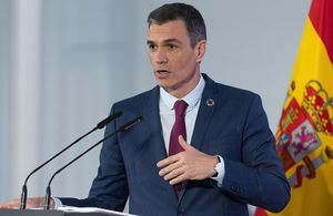 Pedro Sánchez anuncia que continuará al frente del Gobierno y pide a la "mayoría social" que se "movilice"