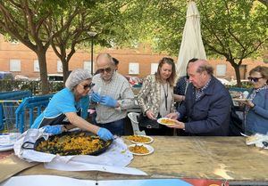 Llanos Navarro comparte la comida de hermandad del barrio de Fátima y anima a los vecinos a “seguir trabajando todos juntos para hacer una ciudad más amable”