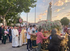 Manuel Serrano acompaña a los vecinos del barrio de Fátima en el día grande de su Patrona durante la tradicional misa y posterior procesión y ofrenda floral en su honor