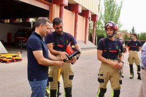Manuel Serrano destaca que la adquisición de un nuevo camión de bomberos “nos permitirá mejorar la intervención en lugares de difícil acceso como cunetas, rastrojos o zonas de monte”