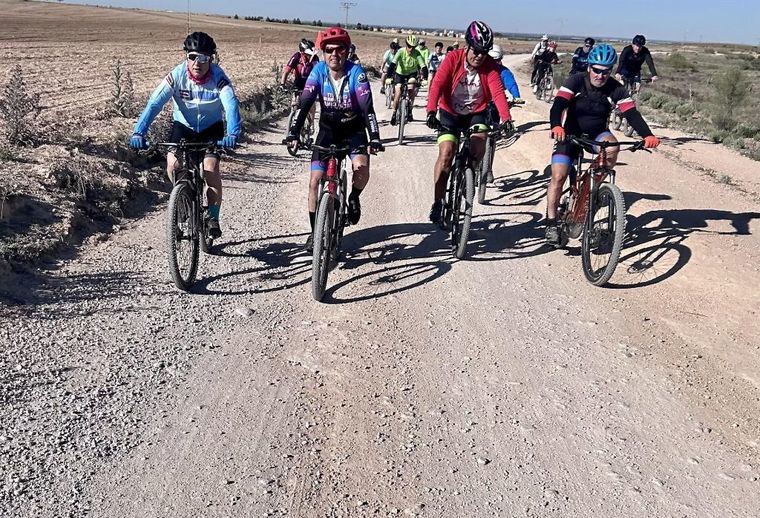 El alcalde de Albacete participa en la Ruta BTT organizada por la Asociación de Vecinos del barrio de Medicina