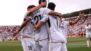La afición del Albacete homenajea a Manu Fuster ante el Mirandes. (2-2)