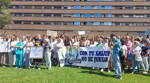 Más de quinientos trabajadores del Hospital de Albacete protestan por la situación 