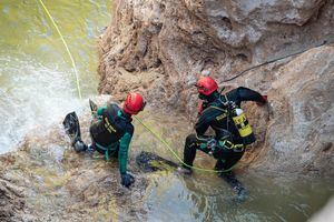 Temporal.- Equipos de rescate se abren paso en casco antiguo de Letur y por el río para buscar a los cinco desaparecidos