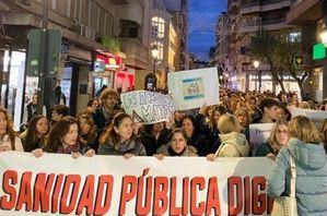 Cientos de personas se manifiestan en Albacete para denunciar la "precaria" situación del Hospital General
