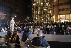 El III desfile ‘Zona Moda’ celebrado en la Plaza del Altozano supone un magnífico escaparate para el comercio local
