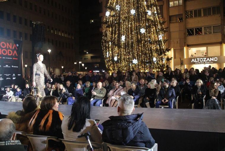 El III desfile ‘Zona Moda’ celebrado en la Plaza del Altozano supone un magnífico escaparate para el comercio local