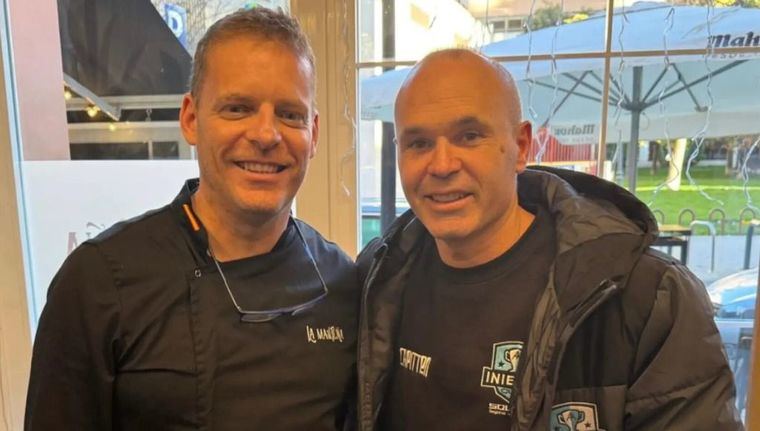 Andrés Iniesta visita La Marteña en el marco de la I Iniesta Cup Soliss, ganada por el FC Barcelona