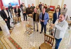 Cabañero inaugura en el Fontecha la exposición del ambicioso proyecto ‘One and Twelve Chairs’, un homenaje de la Diputación de Albacete a la tradición y creatividad artesanas