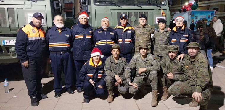 Voluntarios de Protección Civil entregan en la localidad valenciana de Sadeví, afectada por la DANA, los juguetes y libros recogidos gracias a la solidaridad de los albaceteños