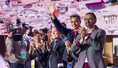 Pedro Sánchez felicita a Page por su reelección y le ofrece el apoyo de Ferraz y el Gobierno: 'Estamos contigo'