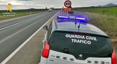 Sucesos.- Cortada la CM-412 en Montealegre del Castillo tras el vuelco de un camión articulado