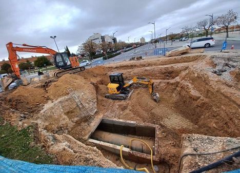 Continúa la reparación de la avería en la tubería de suministro en Albacete que puede provocar bajadas de presión
