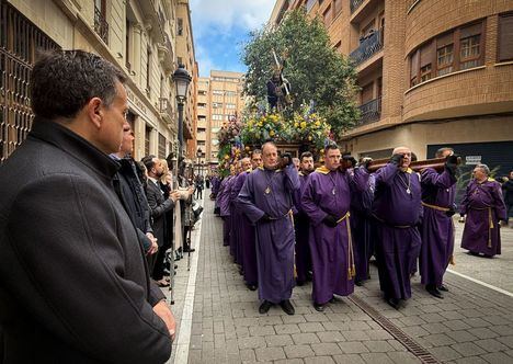 El alcalde asiste al Encuentro de Jueves Santo y felicita al mundo cofrade por “un desfile emotivo y brillante”