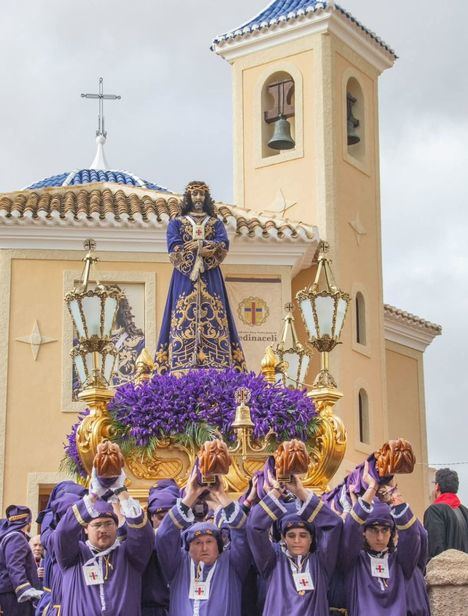 Foto. El Cristo de Medinaceli de Hellín saliendo de la Parroquía de San Roque.