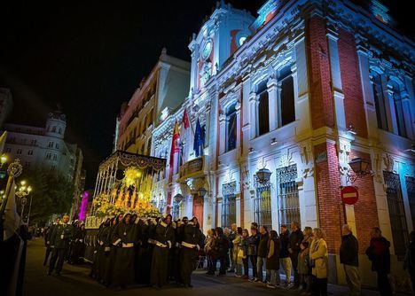 La Procesión del Santo Entierro llena las calles de emoción y respeto por el hecho religioso de la Semana Santa
