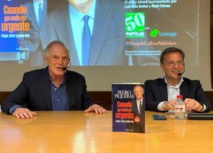 Manuel Serrano felicita al periodista albaceteño Pedro Piqueras por su nuevo libro ‘Cuando ya nada es urgente’ y agradece su magnífica labor de embajador de Albacete y de su Feria