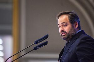 Núñez critica los viajes institucionales de Page y bromea: 