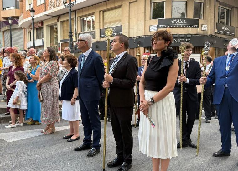 Elena Serrallé y Alberto Reina reiteran el apoyo firme y decidido a las tradiciones religiosas durante su asistencia a la misa y posterior procesión del Corpus Christi