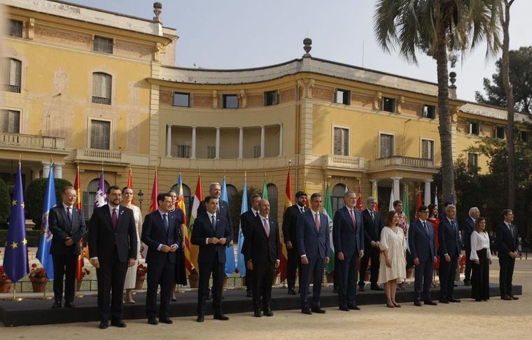 Archivo - Foto de familia de las autoridades asistentes a la XXVIII Conferencia de Presidentes, en Palau de Pedralbes de Barcelona, a 6 de junio de 2025, en Barcelona, Catalunya (España).