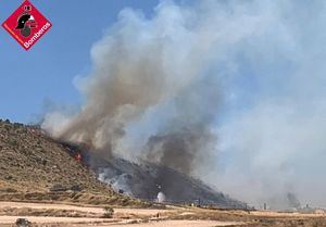 Incendios.- Perimetrado el incendio forestal de Villena (Alicante) que afecta también a Castilla-La Mancha