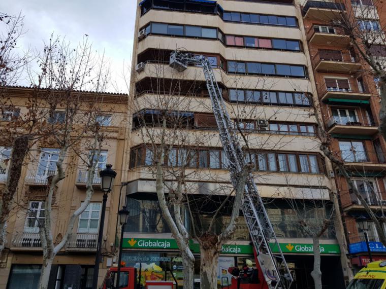 Una persona rescatada por los bomberos en el Paseo de la Libertad de Albacete tras sufrir la rotura de una pierna y quedar inmovilizada.