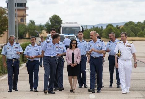 Foto.- La ministra de Defensa, Margarita Robles (c), durante su visita al Ala 14 del Ejército del Aire y del Espacio, en la Base Aérea de Los Llanos, a 25 de julio de 2025, en Albacete
