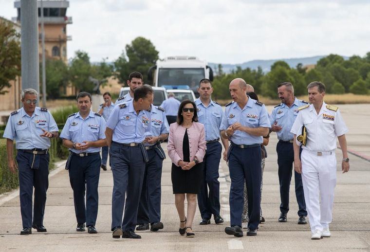 Foto.- La ministra de Defensa, Margarita Robles (c), durante su visita al Ala 14 del Ejército del Aire y del Espacio, en la Base Aérea de Los Llanos, a 25 de julio de 2025, en Albacete