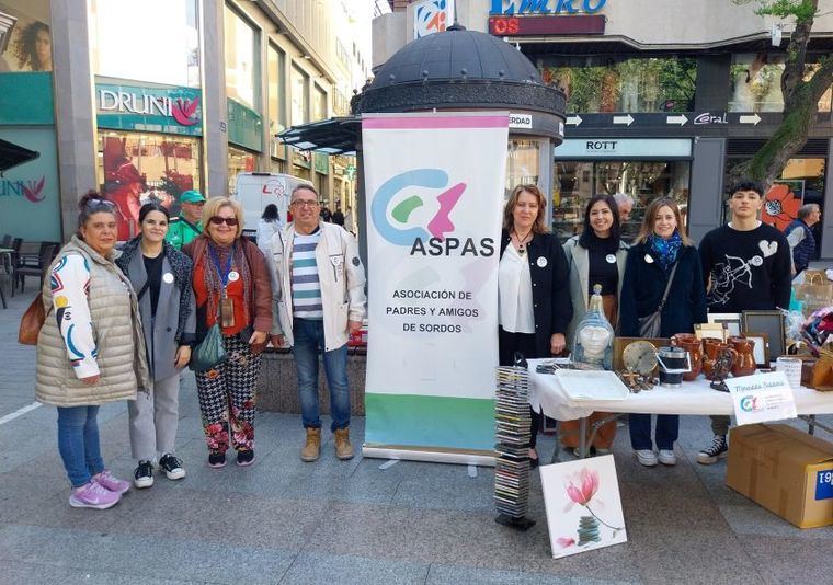 Llanos Navarro visita el mercadillo de ASPAS y destaca “su importante papel de apoyo a las personas sordas y sus familiares”