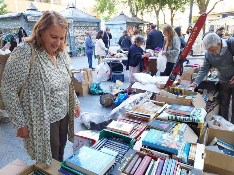 Llanos Navarro visita el mercadillo de ASPAS y agradece “su fundamental apoyo a las personas sordas y sus familiares”