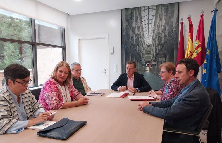 Manuel Serrano ha firmado el convenio con Cáritas por el que el Ayuntamiento aporta 110.000 euros “a una gran labor social, callada y eficiente”