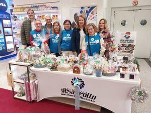 Llanos Navarro visita el mercadillo navideño de Desarrollo y destaca la “profesionalidad y cercanía de la Asociación para atender a las personas con trastornos del desarrollo”