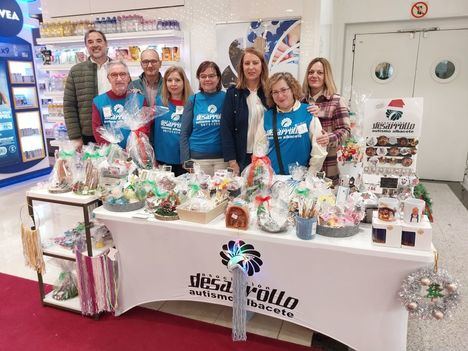 Llanos Navarro visita el mercadillo navideño de Desarrollo y destaca la “profesionalidad y cercanía de la Asociación para atender a las personas con trastornos del desarrollo”