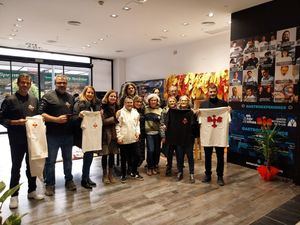 Llanos Navarro inaugura el nuevo punto de venta de merchandising y abonos del Festival Antorchas a cargo de Asla, “todo un modelo de integración laboral”