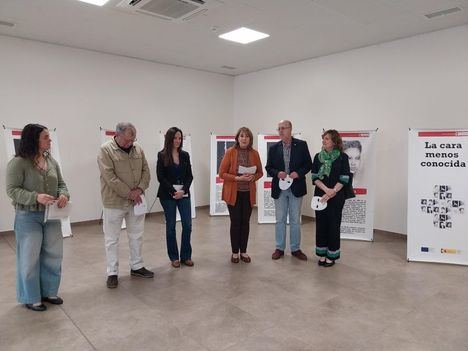 Llanos Navarro inaugura ‘La Cara Más Oculta’, una muestra de Cruz Roja para “comprender la realidad que viven los refugiados”