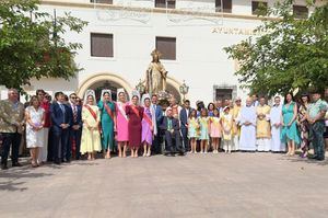 El presidente de la Diputación participa en la procesión central de las Fiestas de La Roda 2025 y destaca la continuidad de los grandes actos festivos