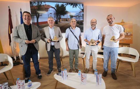 Las vías pecuarias y la torta de pastor enriquecen el stand de la Diputación de Albacete en la Feria de la mano de El Ballestero