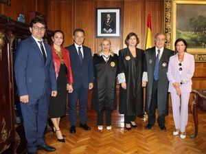 Manuel Serrano felicita a la nueva presidenta de la Audiencia Provincial, Mª Rosario Sánchez Chacón, y le tiende la mano del Ayuntamiento