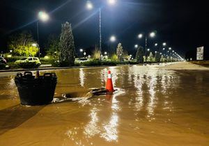 El alcalde de Albacete visita la carretera de Valencia cerrada por inundaciones y agradece al personal de emergencias