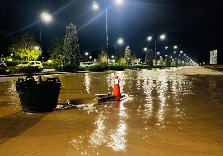 El alcalde de Albacete visita la carretera de Valencia cerrada por inundaciones y agradece al personal de emergencias