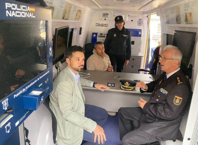 Presentación de Vehículos VIDOC en Tarazona de la Mancha, para facilitar la renovación de DNI y pasaportes en municipios de la provincia