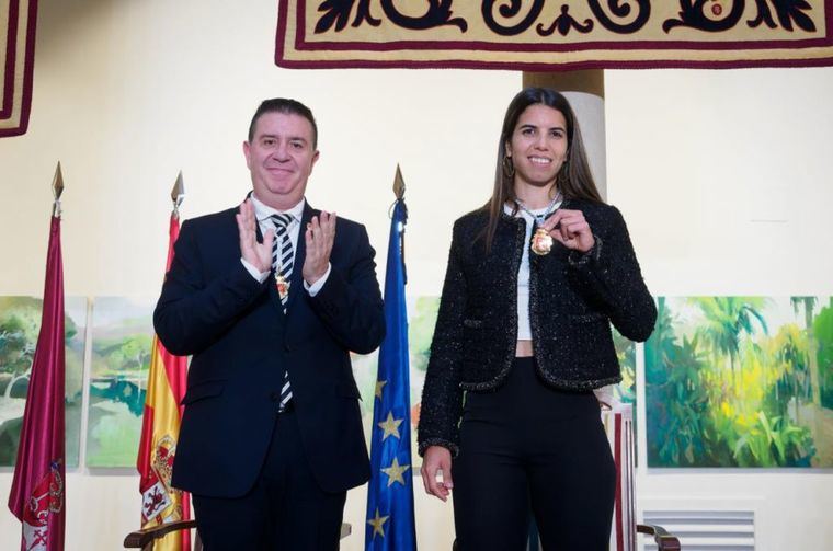 Alba Redondo, primera mujer en recibir la Medalla de Oro, de Honor y Gratitud de la Provincia de Albacete