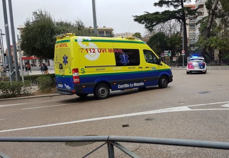 Sucesos.- Trasladan a 5 personas al hospital, una de ellas grave, tras la salida de su turismo y vuelco en Villarrobledo