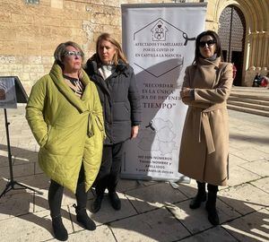 La concejala Llanos Navarro rinde homenaje a las víctimas del Covid-19 en la Plaza Virgen de Los Llanos