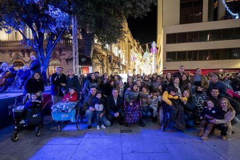 El espectáculo de luz y sonido deslumbra a los asistentes en el encendido de las luces navideñas en Albacete