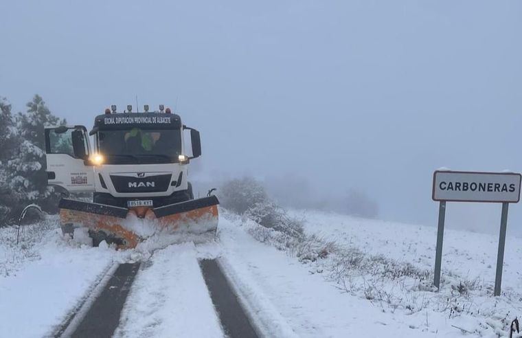 La Diputación de Albacete refuerza los trabajos de vialidad invernal ante las nevadas registradas en la sierra