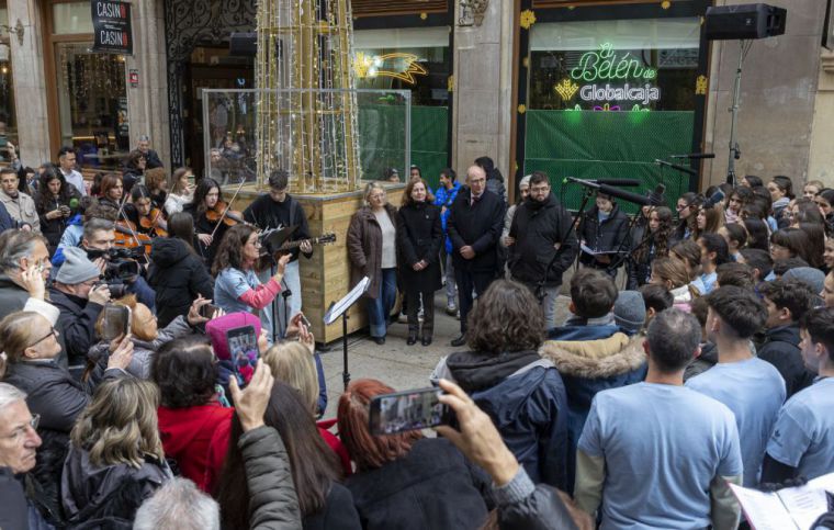 Globalcaja da la bienvenida a la Navidad en Albacete con un belén realizado por el taller de Asprona