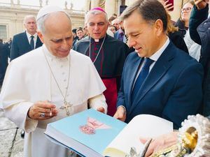 Manuel Serrano y el obispo representan a Albacete en la Audiencia General del Papa junto a un grupo de presos de La Torrecica