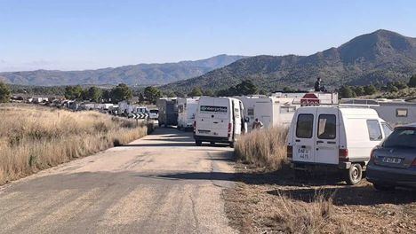 Arranca la rave en el entorno del embalse de El Cenajo con la asistencia de 1.000 caravanas y furgonetas
