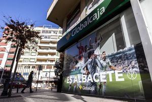 Globalcaja sortea dos entradas dobles para el partido Albacete-Barcelona FC y premia con la camiseta del Alba a sus nuevos clientes